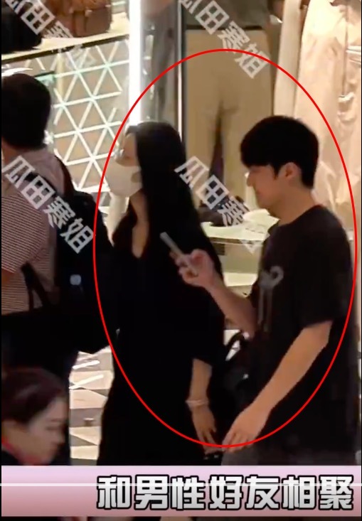 永華证券 周雨彤与神秘男子逛街唱K 疑恋情曝光